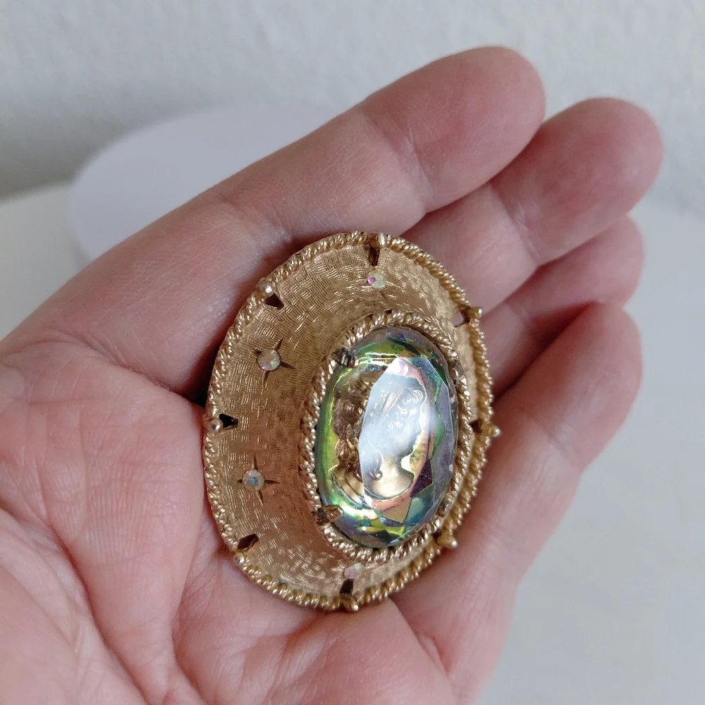 1968 Judy Lee Faceted Heliotrope Glass Reverse Cameo Broch  Enhancer Aurora Bor